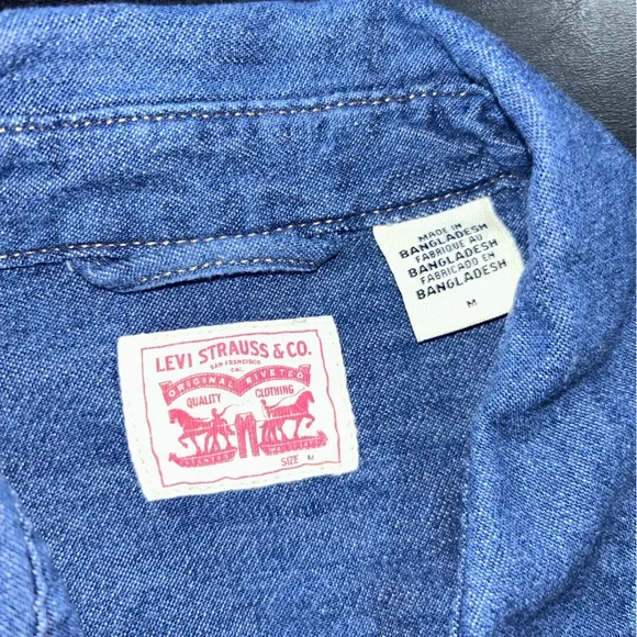 Levi’s Women’s Blue Denim Pearl Snap Iconic Western Shirt Modern Fit Size M - Picture 2 of 8